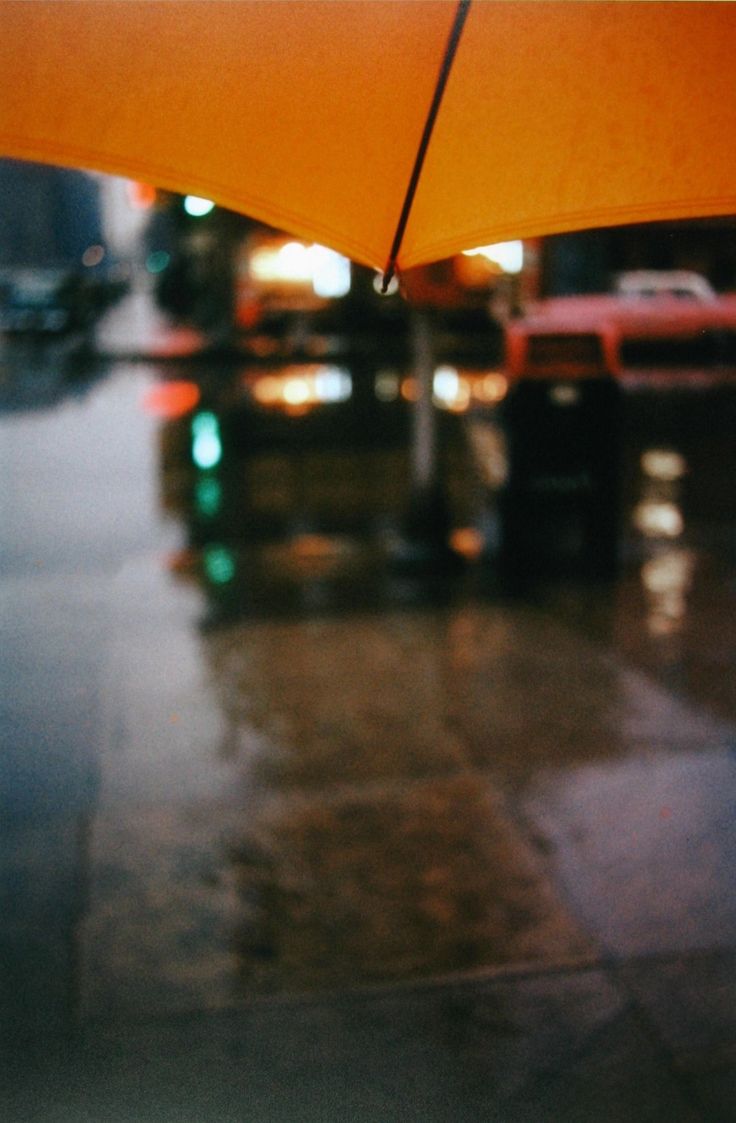 Orange umbrella — Saul Leiter